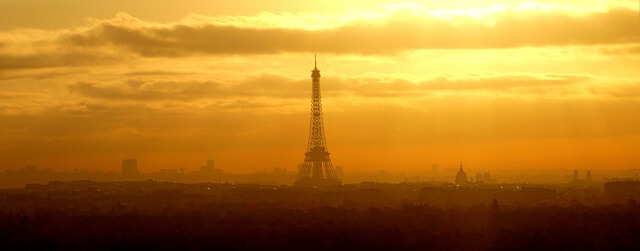 Panorámica de París con la torre Eiffel bañada por el sol del amanecer o anochecer