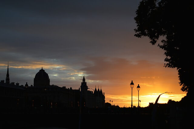Monumento de París a contraluz al anochecer o amanecer