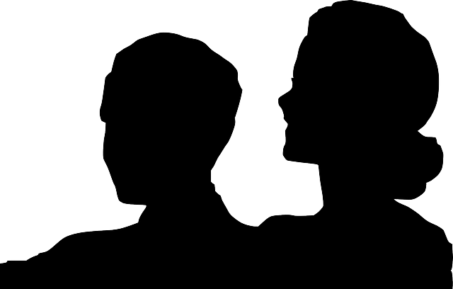 Silueta de un hombre y una mujer en un espectáculo como cine o teatro