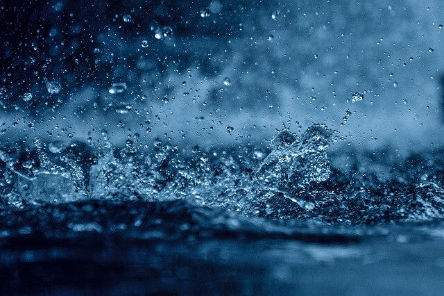 Agua cae sobre agua