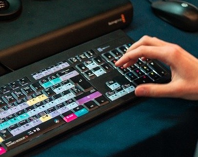 Teclados con botones dedicados a la edición de vídeo para simbolizar el lenguaje audiovisual