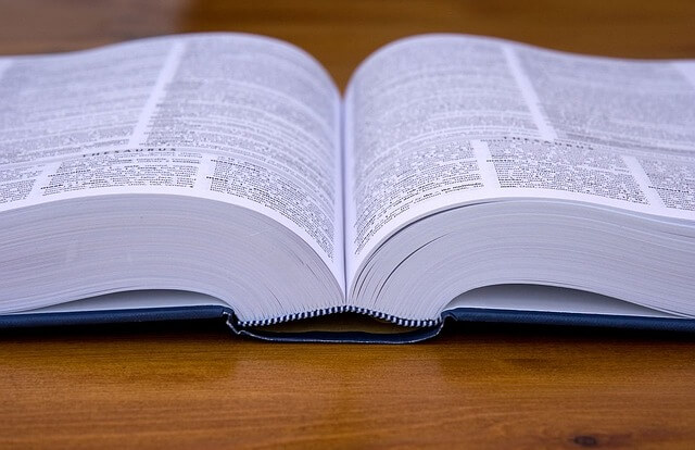 Libro de tapa dura abierto (concretamente un thesaurus)
