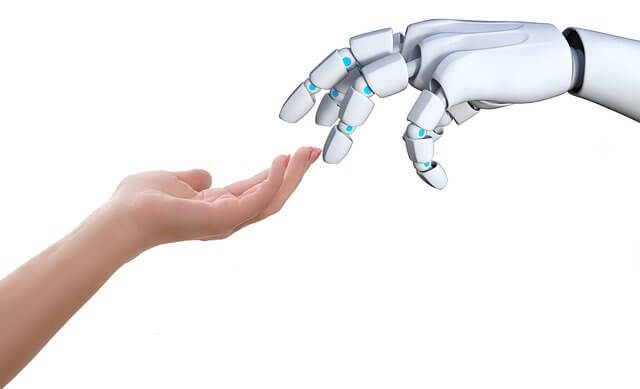 Mano humana acercándose a mano robot