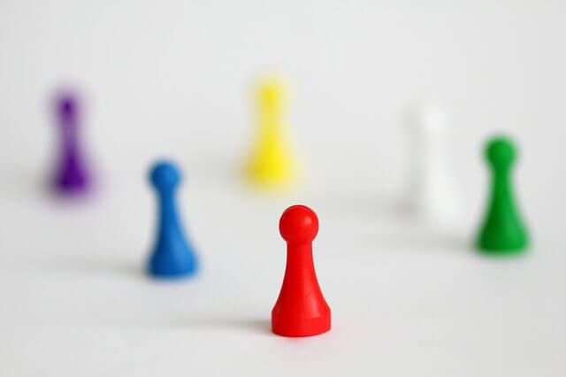 Varios peones de diferentes colores para simbolizar la diversidad de personas, con sus habilidades y discapacidades, y la necesidad de inclusión y accesibilidad