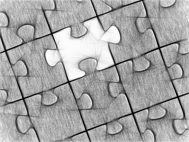 Dibujo de piezas de puzzle con lápiz donde destaca una blanca entre otras grises para simbolizar un anacronismo