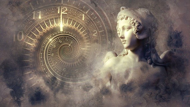 Estatua junto a reloj interminable con entorno difuminado para simbolizar los idiomas en las películas históricas
