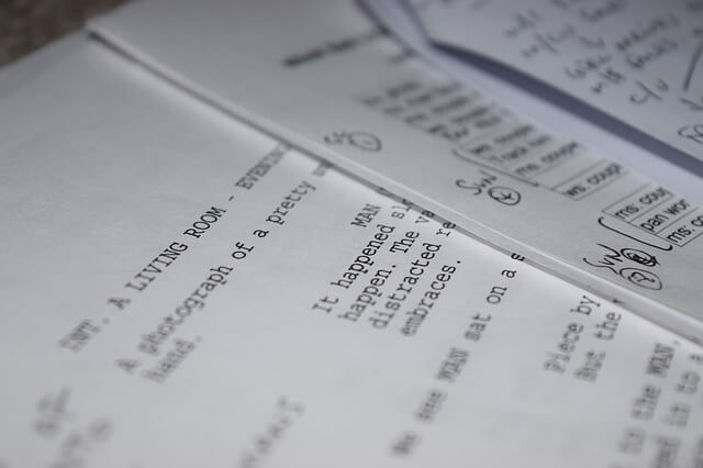 Guion impreso con anotaciones para editar o traducir